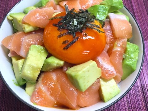 サーモンアボガド丼